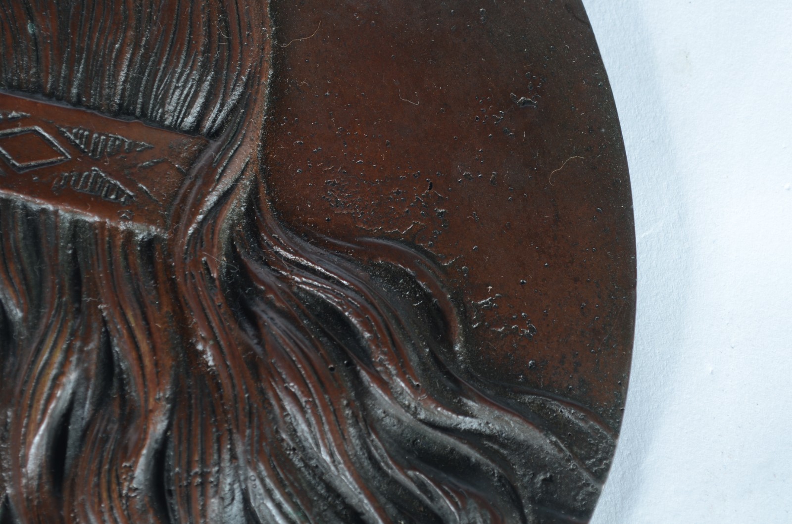 Placa de bronze patinado com figura de índio em relevo. - foto 3 de 4