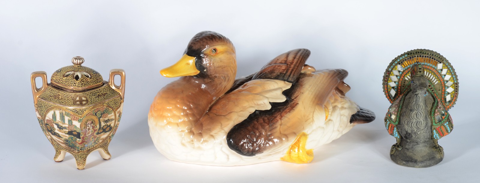 Três peças diversas, sendo: pato de porcelana, ânfora de porcelana... - foto 1 de 11