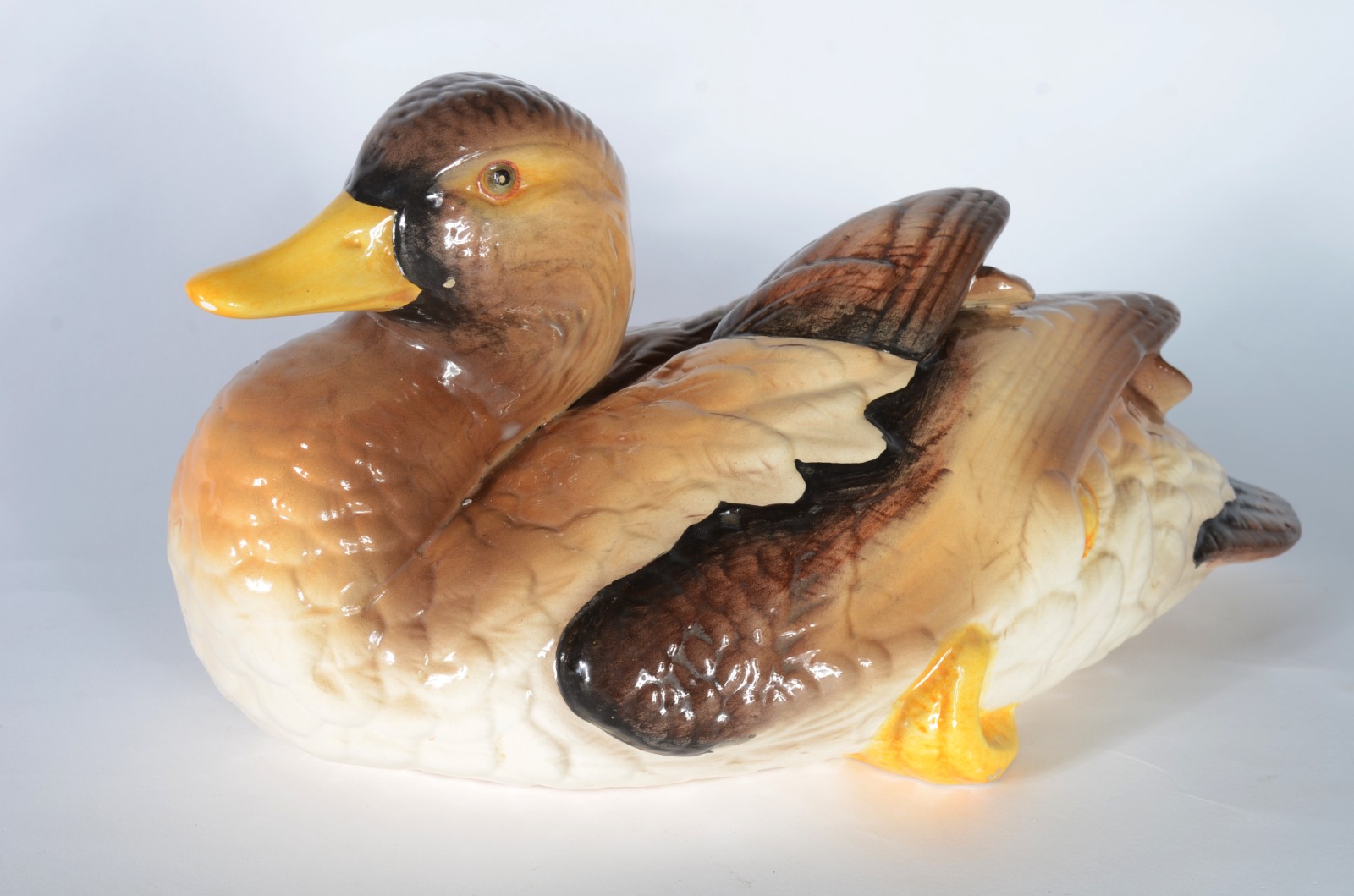 Três peças diversas, sendo: pato de porcelana, ânfora de porcelana... - foto 2 de 11