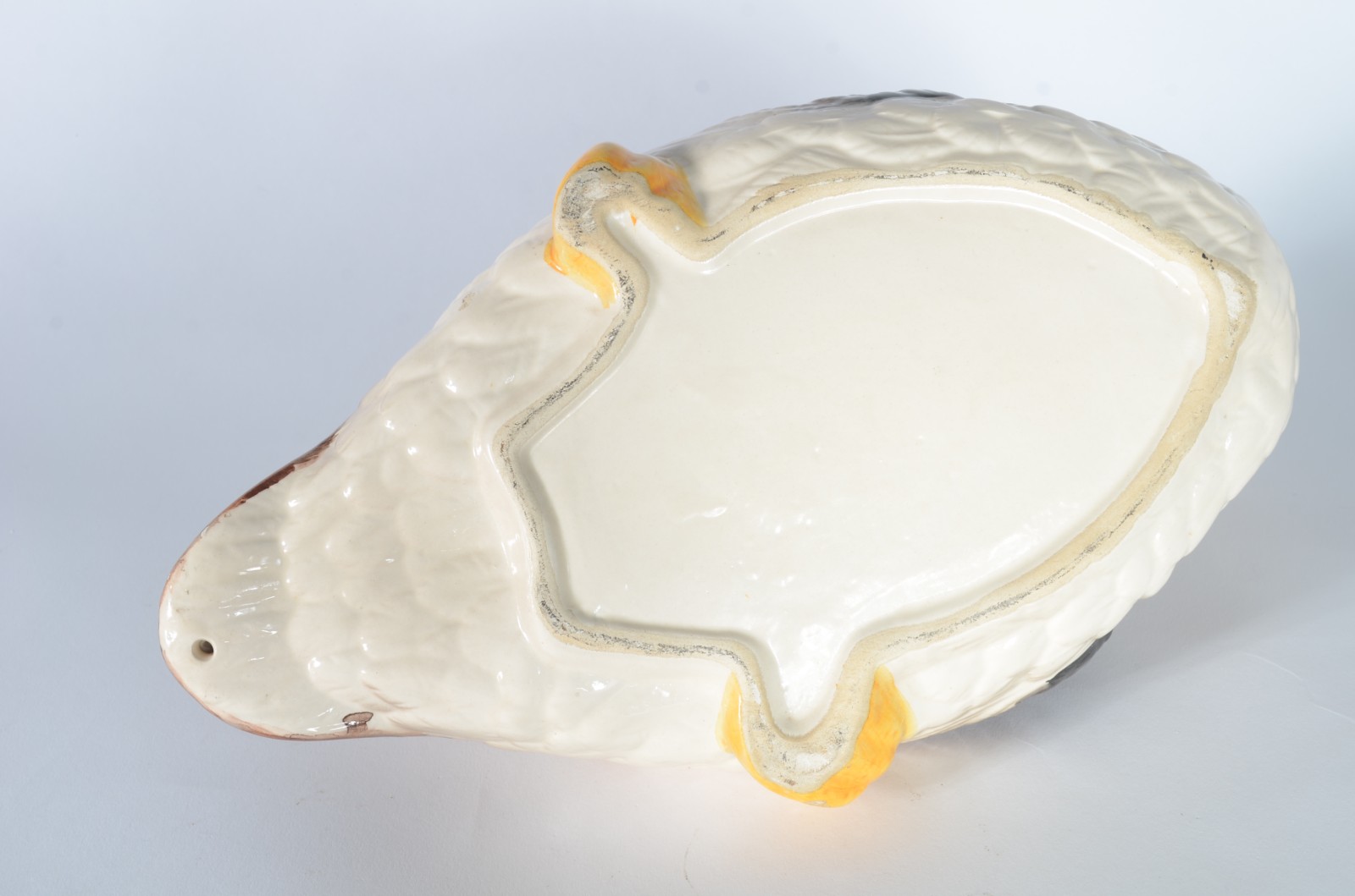 Três peças diversas, sendo: pato de porcelana, ânfora de porcelana... - foto 3 de 11
