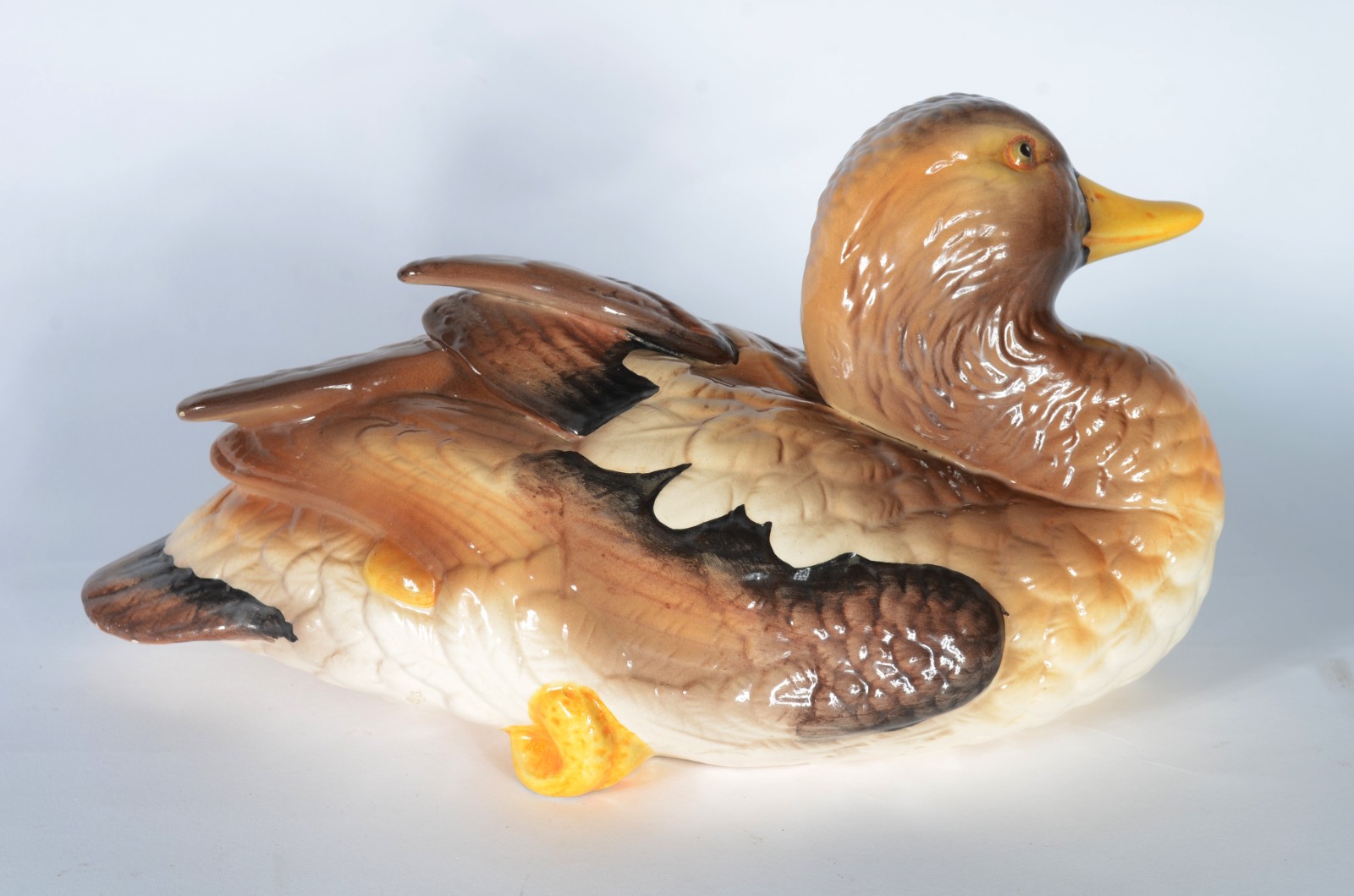 Três peças diversas, sendo: pato de porcelana, ânfora de porcelana... - foto 4 de 11