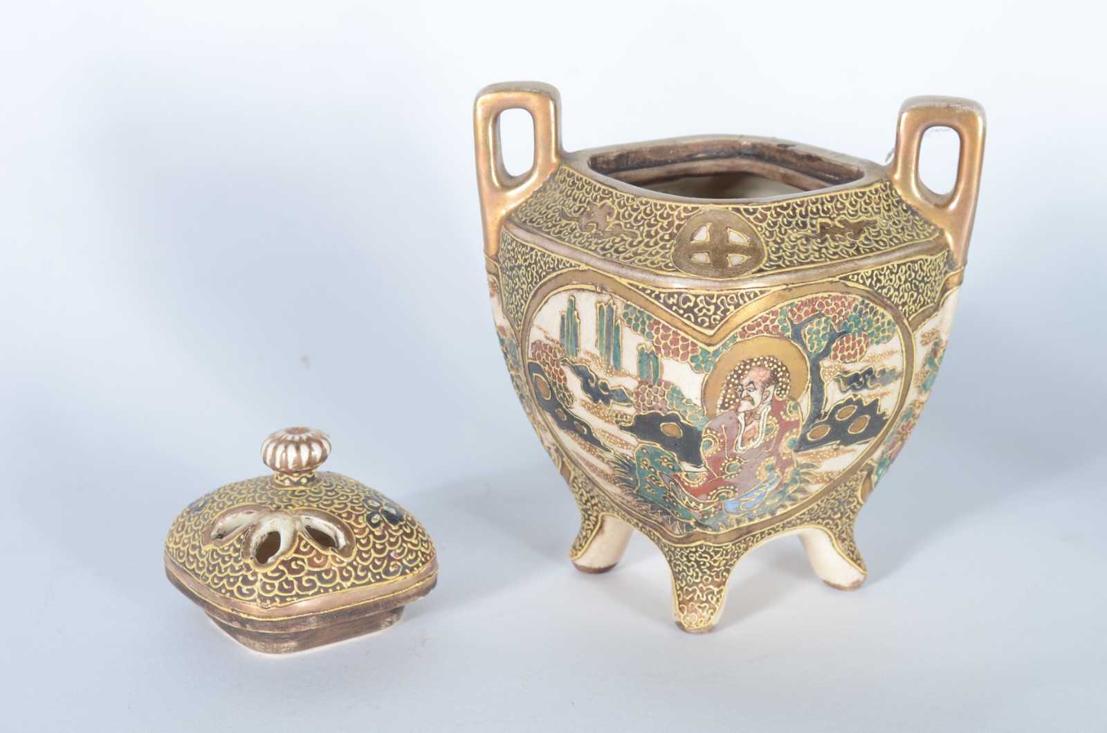 Três peças diversas, sendo: pato de porcelana, ânfora de porcelana... - foto 6 de 11