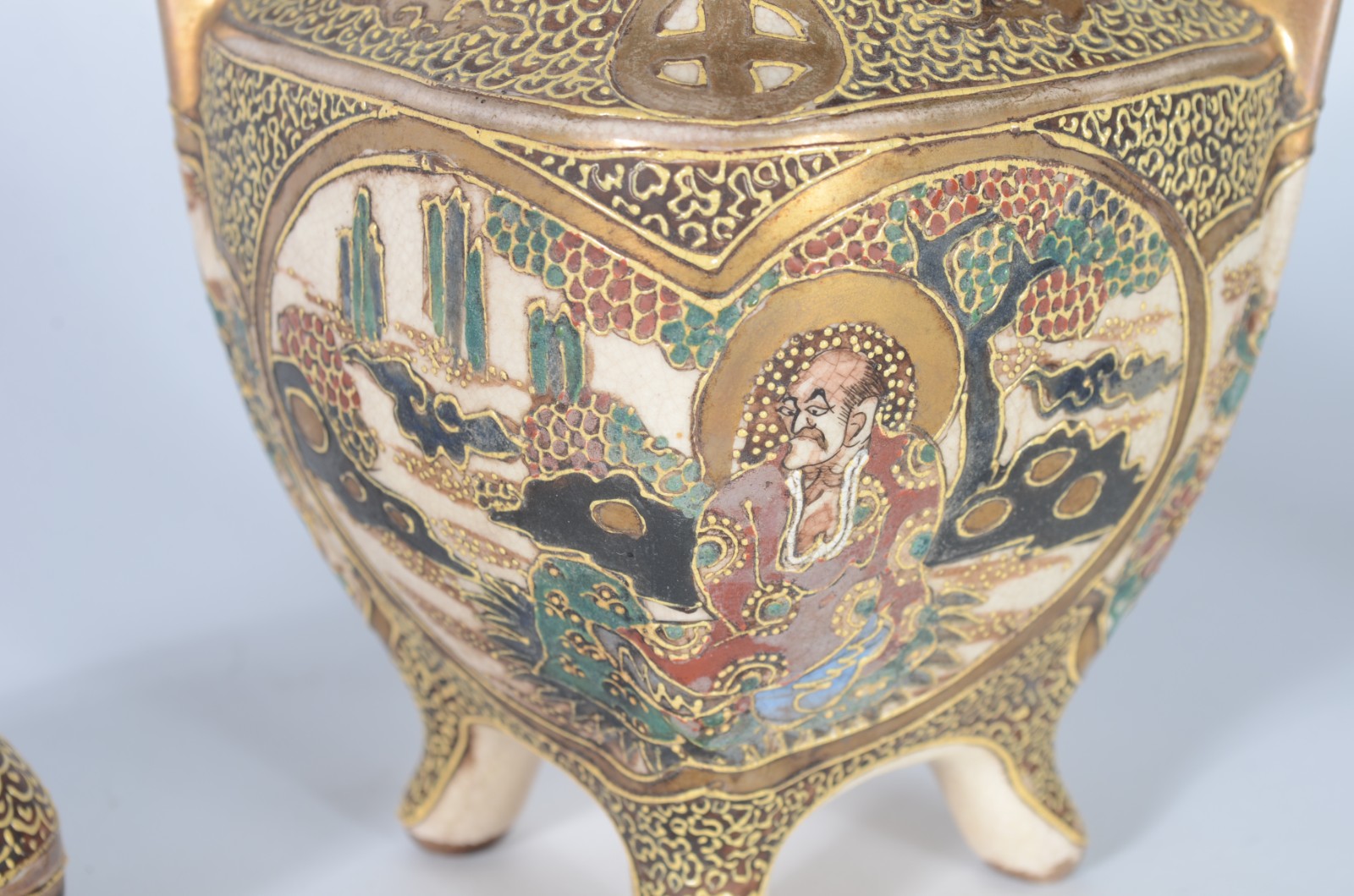 Três peças diversas, sendo: pato de porcelana, ânfora de porcelana... - foto 8 de 11
