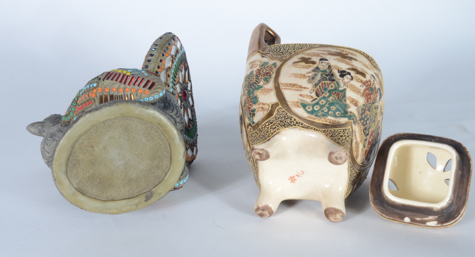 Três peças diversas, sendo: pato de porcelana, ânfora de porcelana... - foto 11 de 11