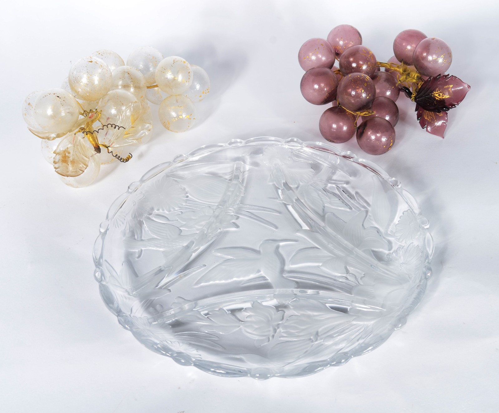 Três peças diversas, sendo: prato e dois cachos de uvas de murano. - foto 1 de 9