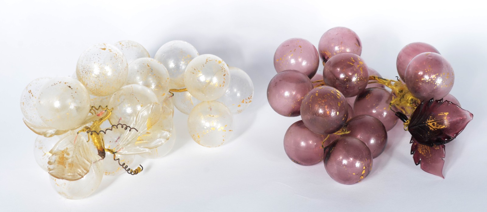 Três peças diversas, sendo: prato e dois cachos de uvas de murano. - foto 2 de 9