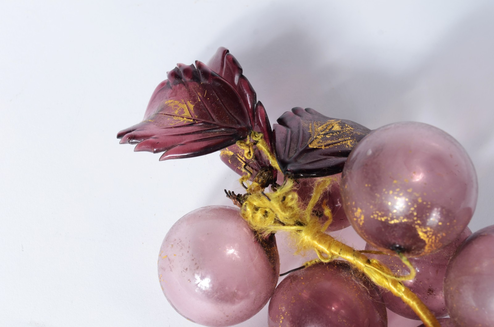 Três peças diversas, sendo: prato e dois cachos de uvas de murano. - foto 4 de 9