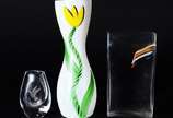 KOSTA BODA (since 1742),  - Três vasos suecos de vidro decorativo.
