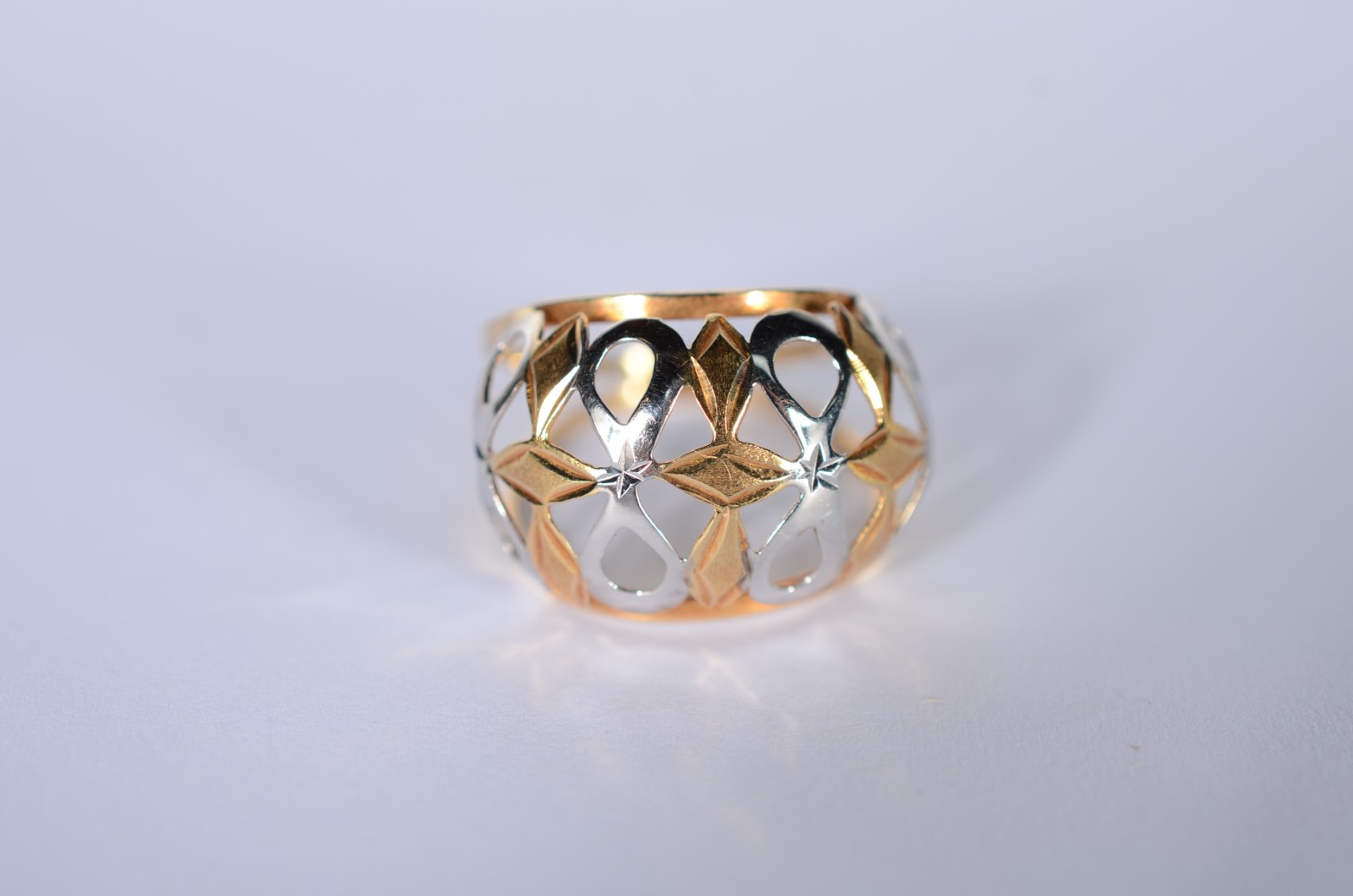 Anel "bojudo" de ouro 18 k., contraste 750 mls com detalhes vazados... - foto 1 de 6