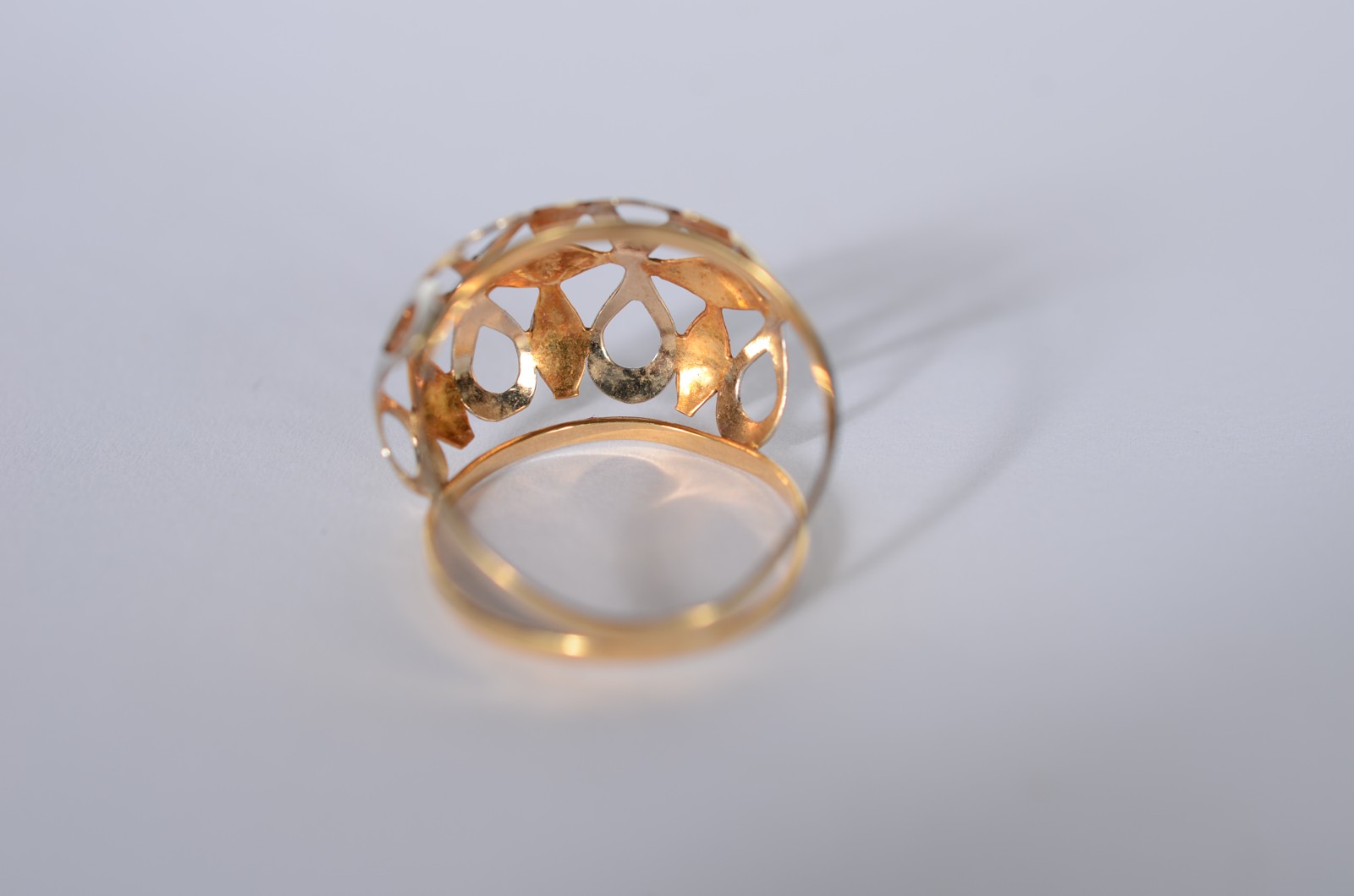 Anel "bojudo" de ouro 18 k., contraste 750 mls com detalhes vazados... - foto 4 de 6