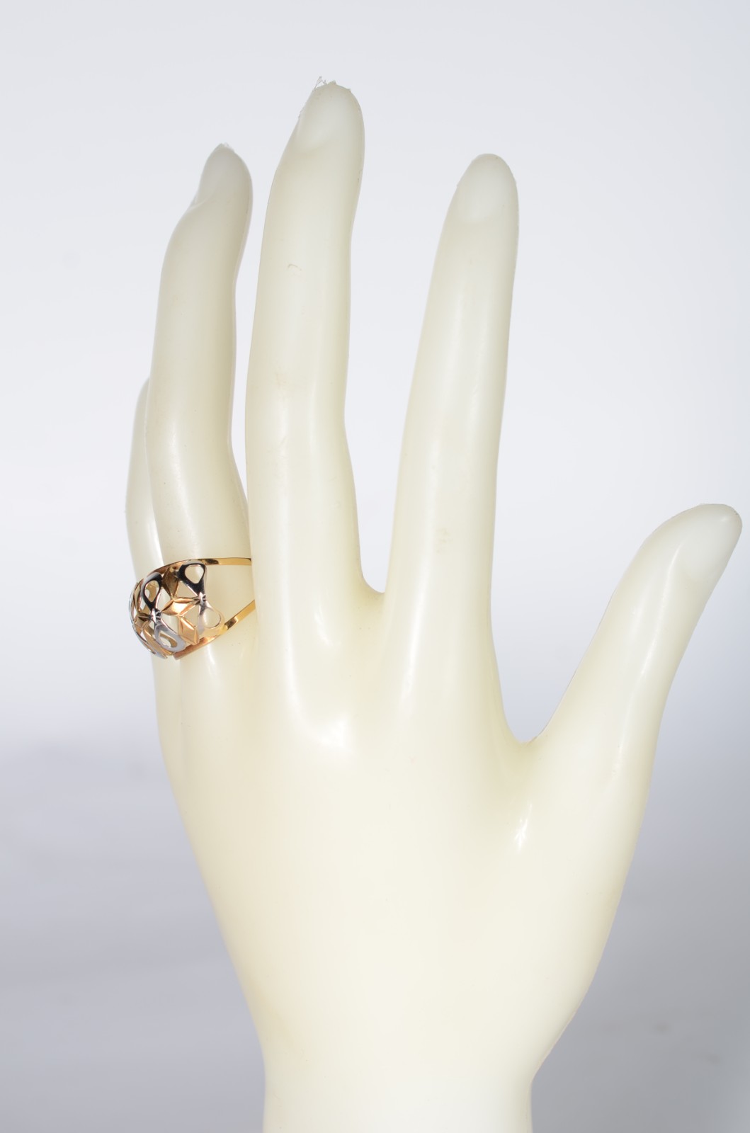 Anel "bojudo" de ouro 18 k., contraste 750 mls com detalhes vazados... - foto 6 de 6