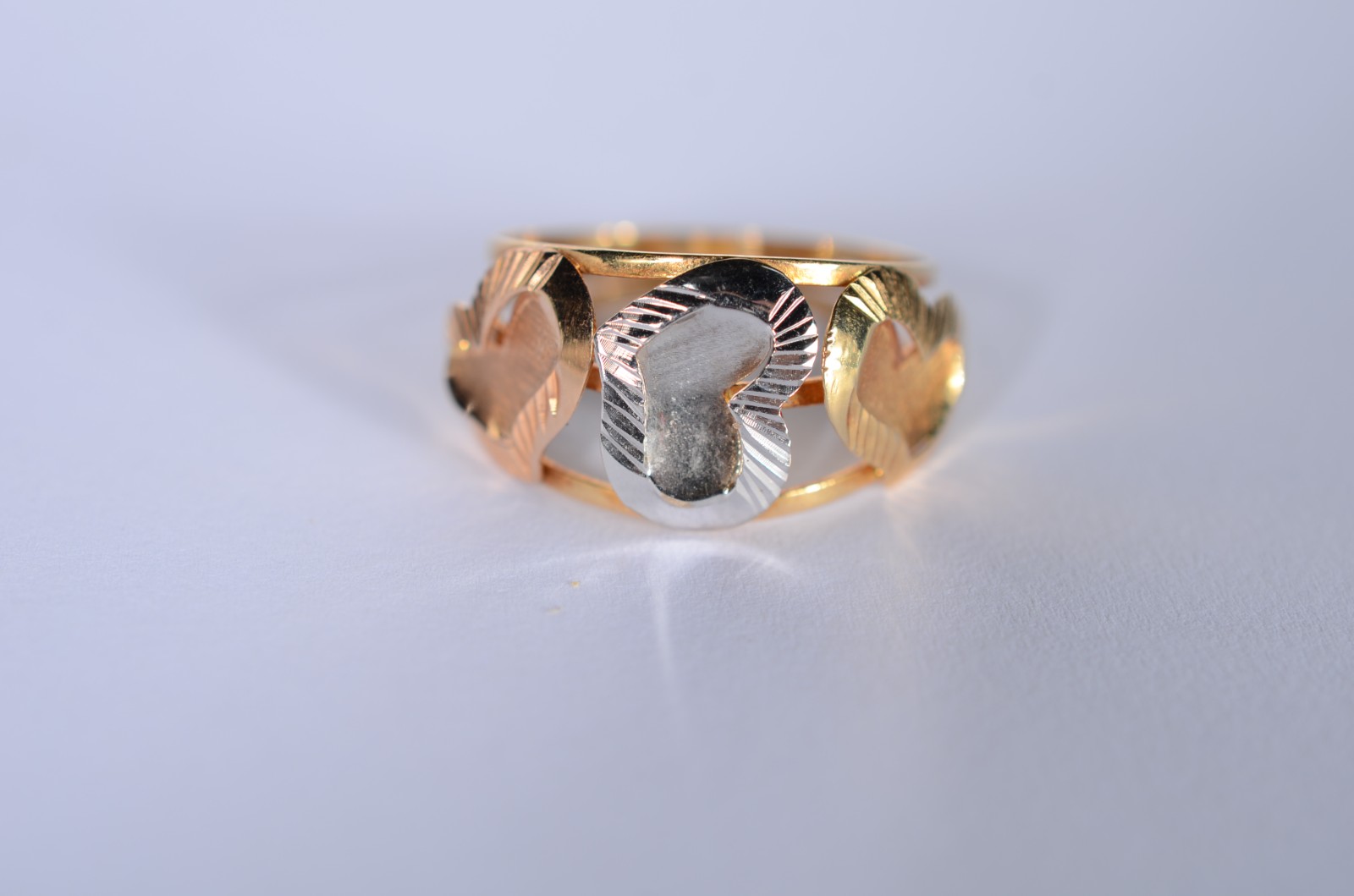 Anel de ouro 18 k., com 3 corações em ouro rose, amarelo e branco... - foto 1 de 6