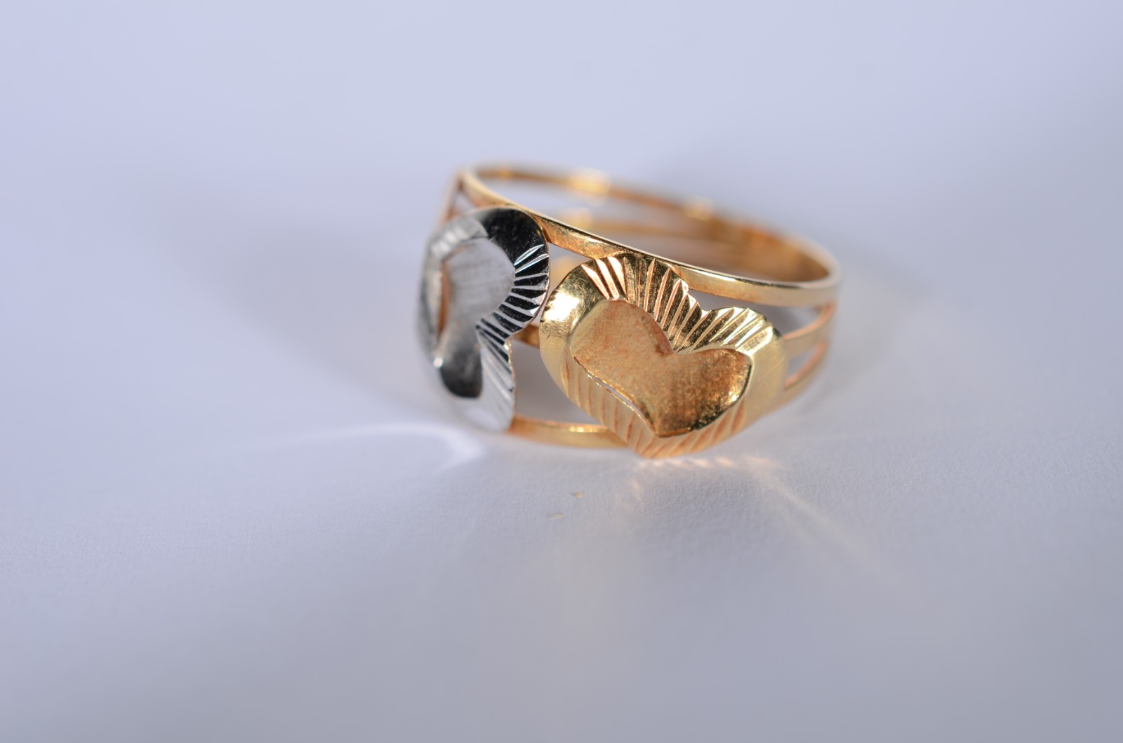 Anel de ouro 18 k., com 3 corações em ouro rose, amarelo e branco... - foto 2 de 6