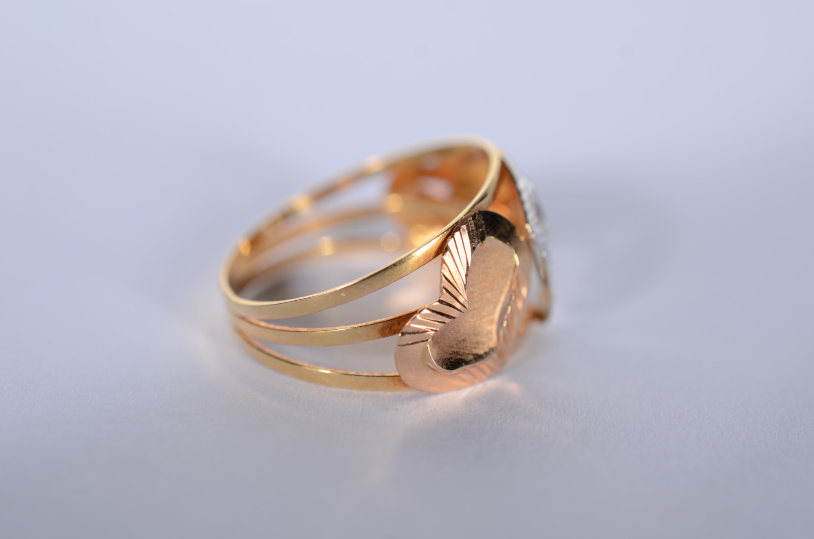 Anel de ouro 18 k., com 3 corações em ouro rose, amarelo e branco... - foto 4 de 6