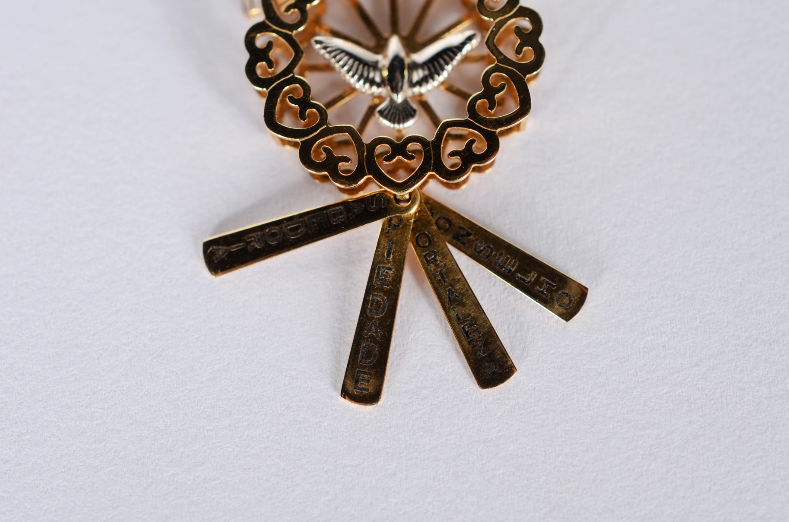 Colar com pendente feitio "mandala" com pomba da paz de ouro 18 k... - foto 4 de 7