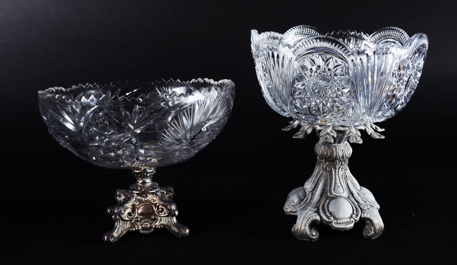 Duas fruteiras de cristal europeu lapidado, bases de metal. - foto 1 de 10