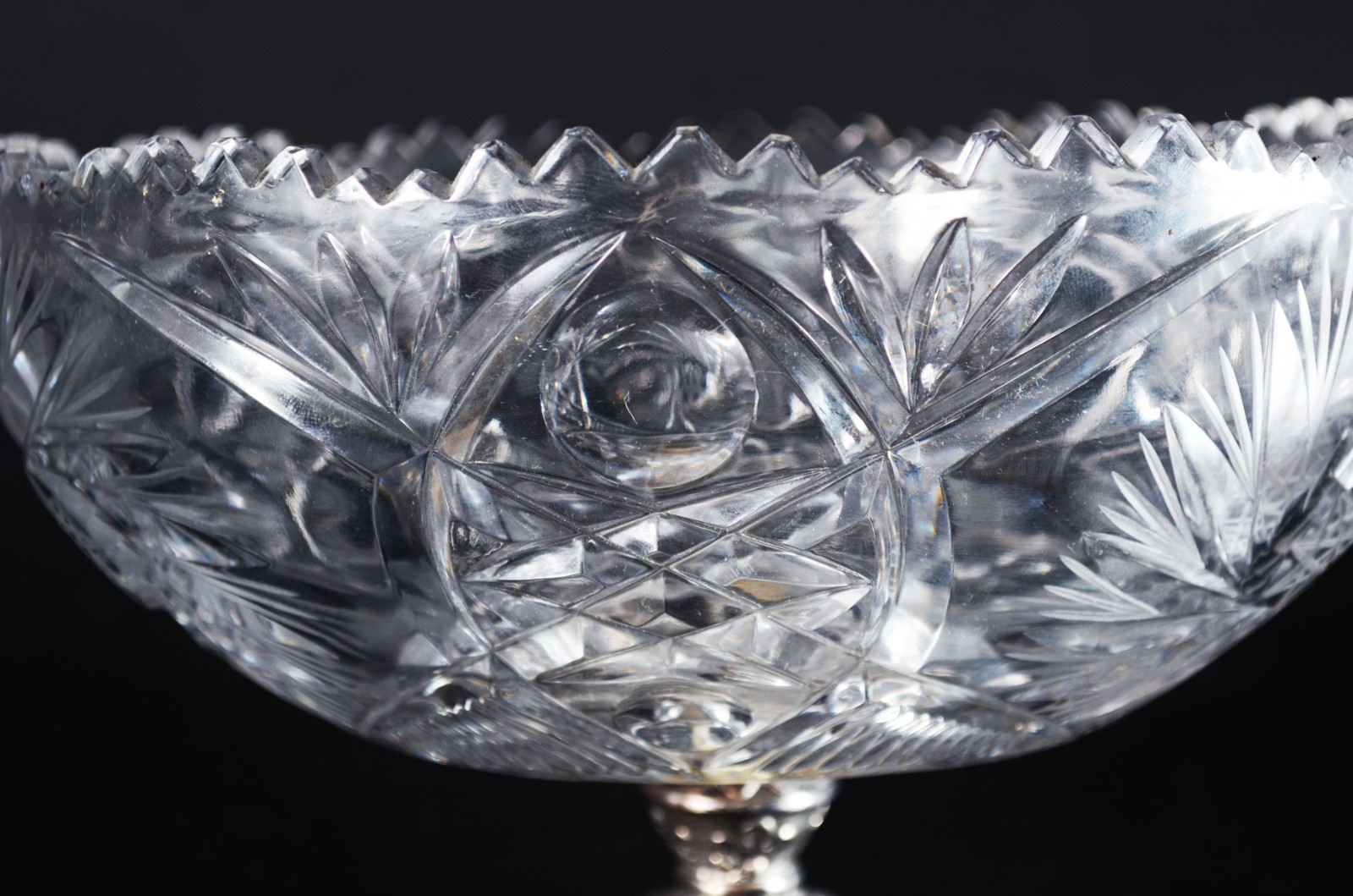 Duas fruteiras de cristal europeu lapidado, bases de metal. - foto 2 de 10