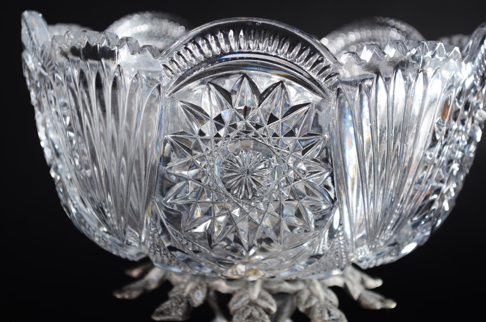 Duas fruteiras de cristal europeu lapidado, bases de metal. - foto 3 de 10