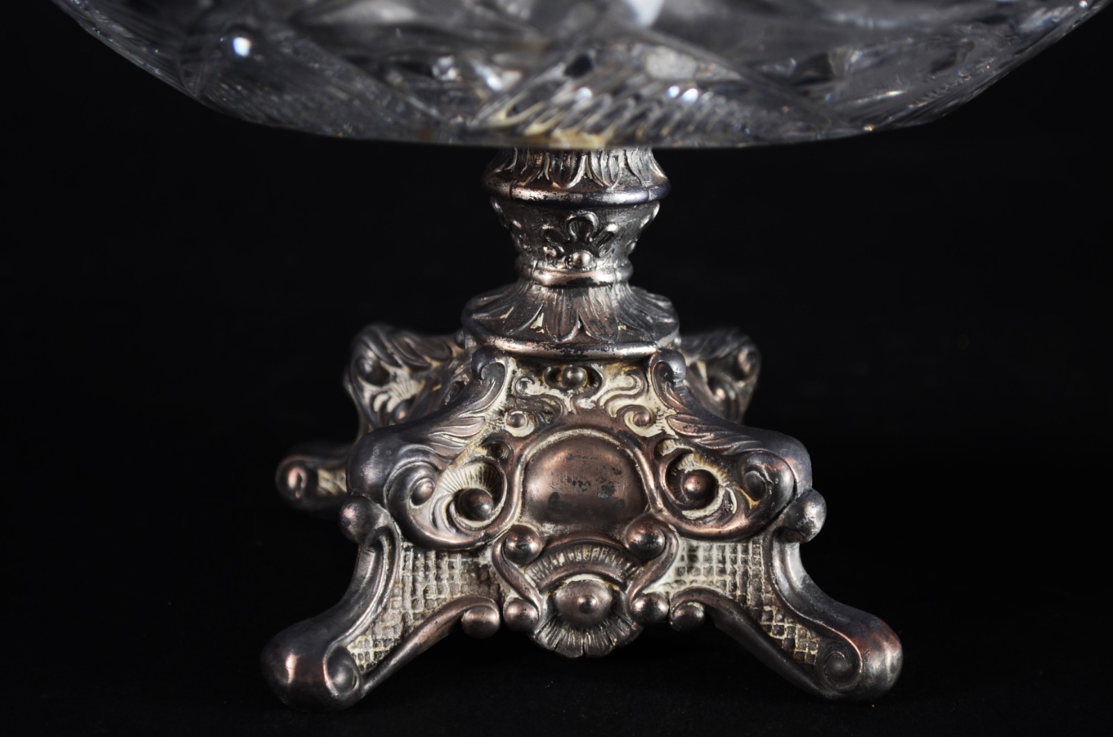 Duas fruteiras de cristal europeu lapidado, bases de metal. - foto 5 de 10