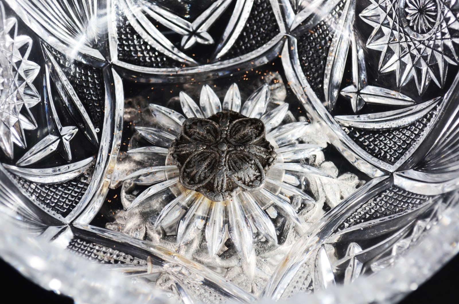 Duas fruteiras de cristal europeu lapidado, bases de metal. - foto 8 de 10