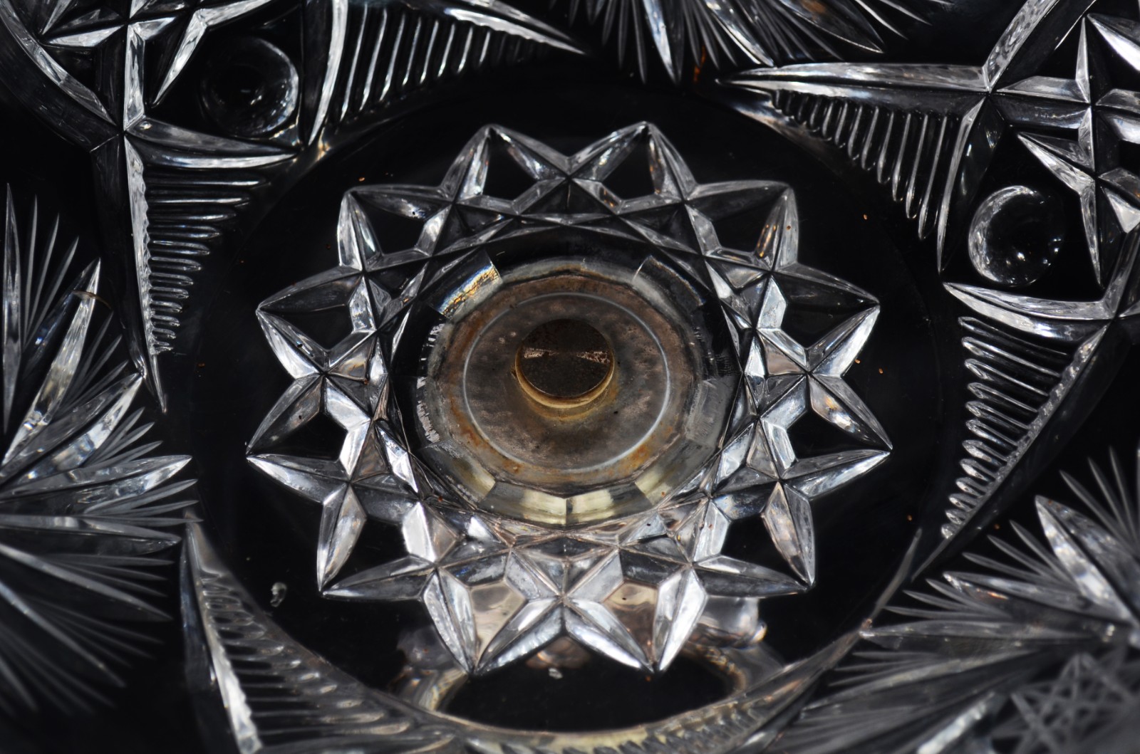 Duas fruteiras de cristal europeu lapidado, bases de metal. - foto 9 de 10