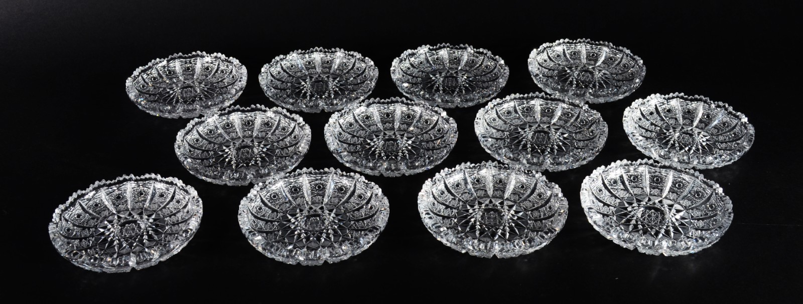 Conjunto com 12 pratinhos para sobremesa de cristal tcheco lapidado. - foto 1 de 9