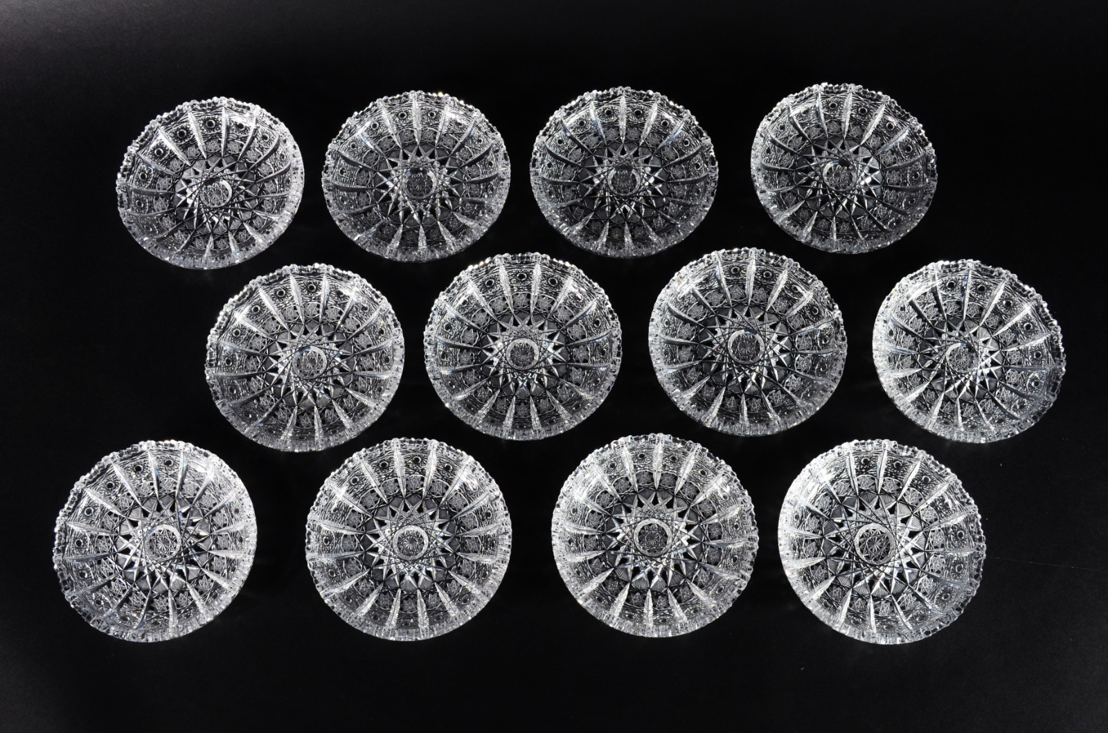 Conjunto com 12 pratinhos para sobremesa de cristal tcheco lapidado. - foto 2 de 9