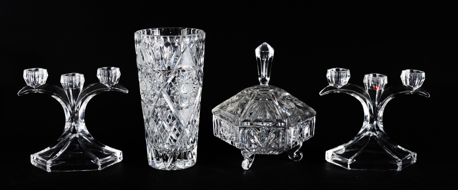 Diversas peças de cristal, sendo: par de candelabros, vaso e... - foto 1 de 10