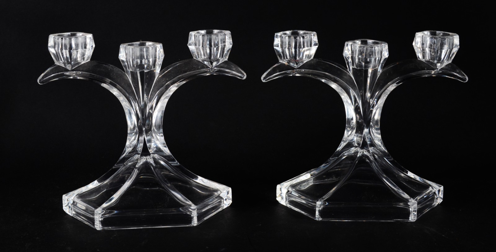 Diversas peças de cristal, sendo: par de candelabros, vaso e... - foto 2 de 10