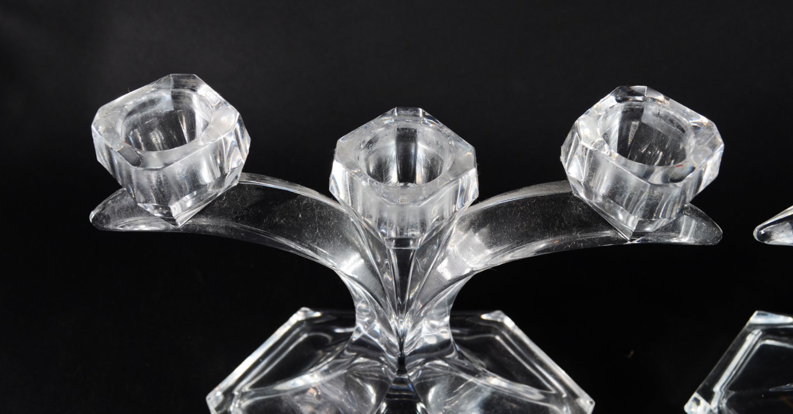 Diversas peças de cristal, sendo: par de candelabros, vaso e... - foto 3 de 10