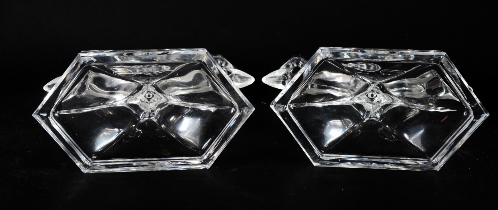 Diversas peças de cristal, sendo: par de candelabros, vaso e... - foto 4 de 10