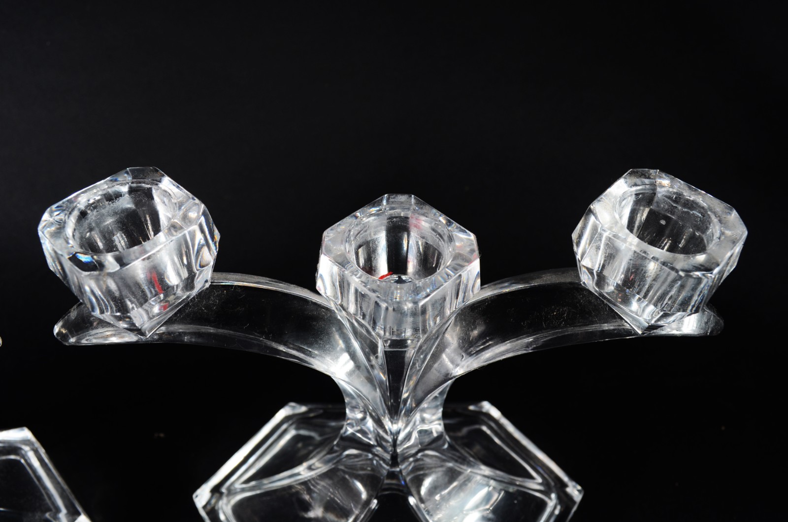 Diversas peças de cristal, sendo: par de candelabros, vaso e... - foto 5 de 10