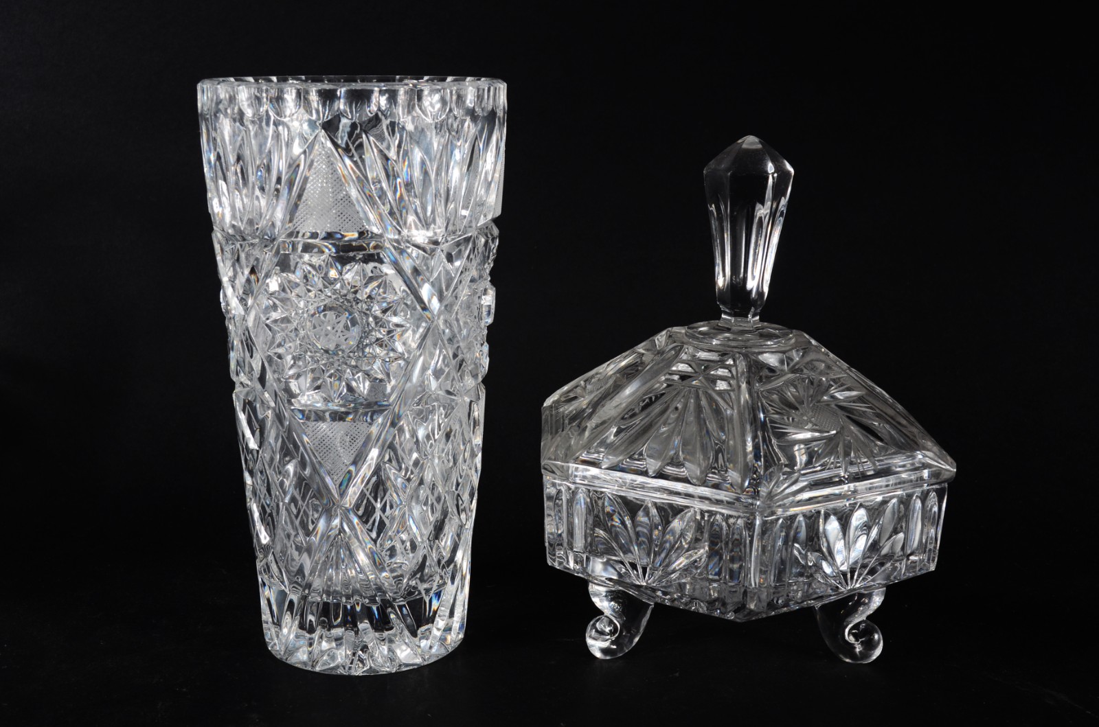 Diversas peças de cristal, sendo: par de candelabros, vaso e... - foto 6 de 10