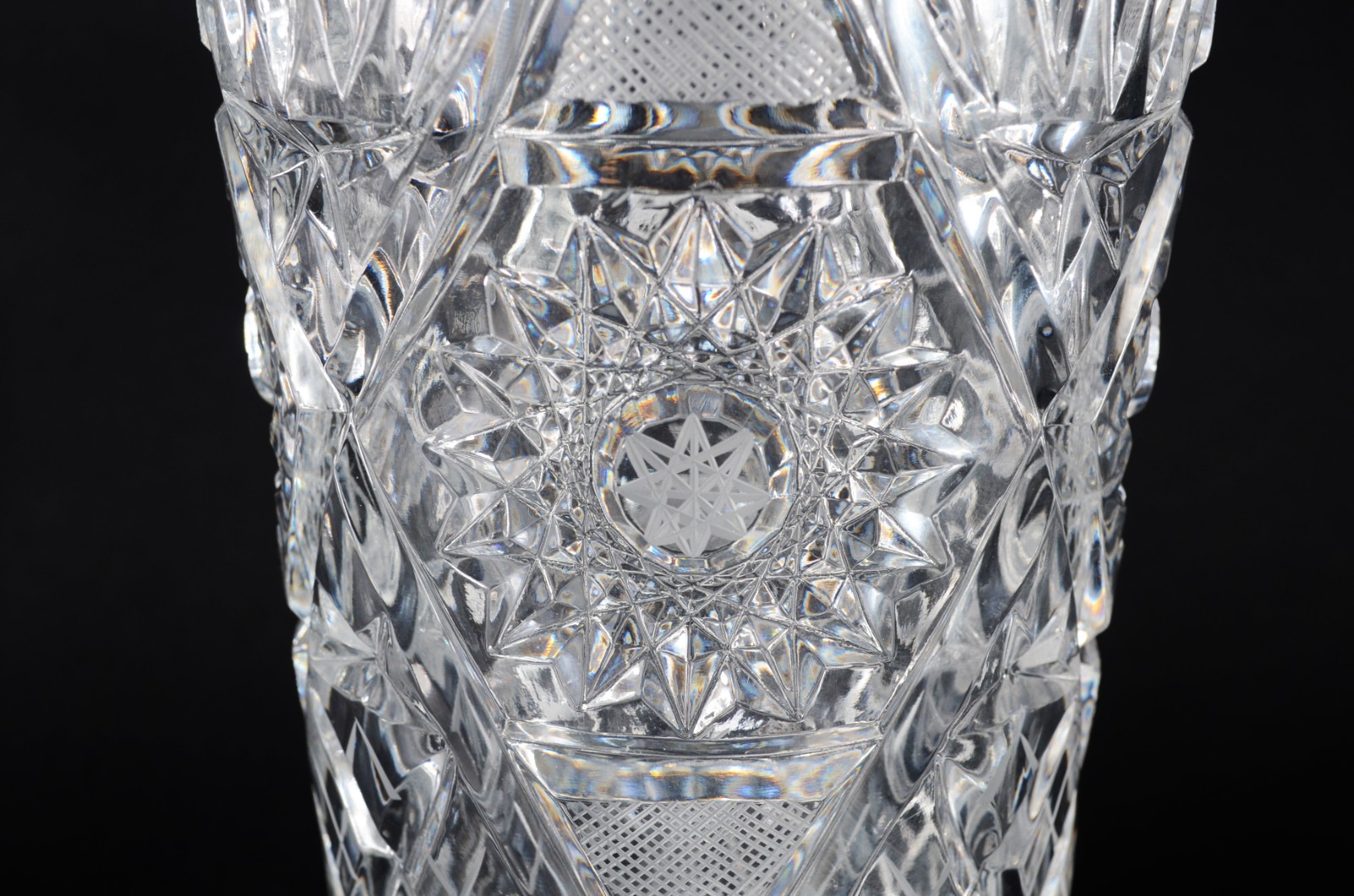 Diversas peças de cristal, sendo: par de candelabros, vaso e... - foto 7 de 10