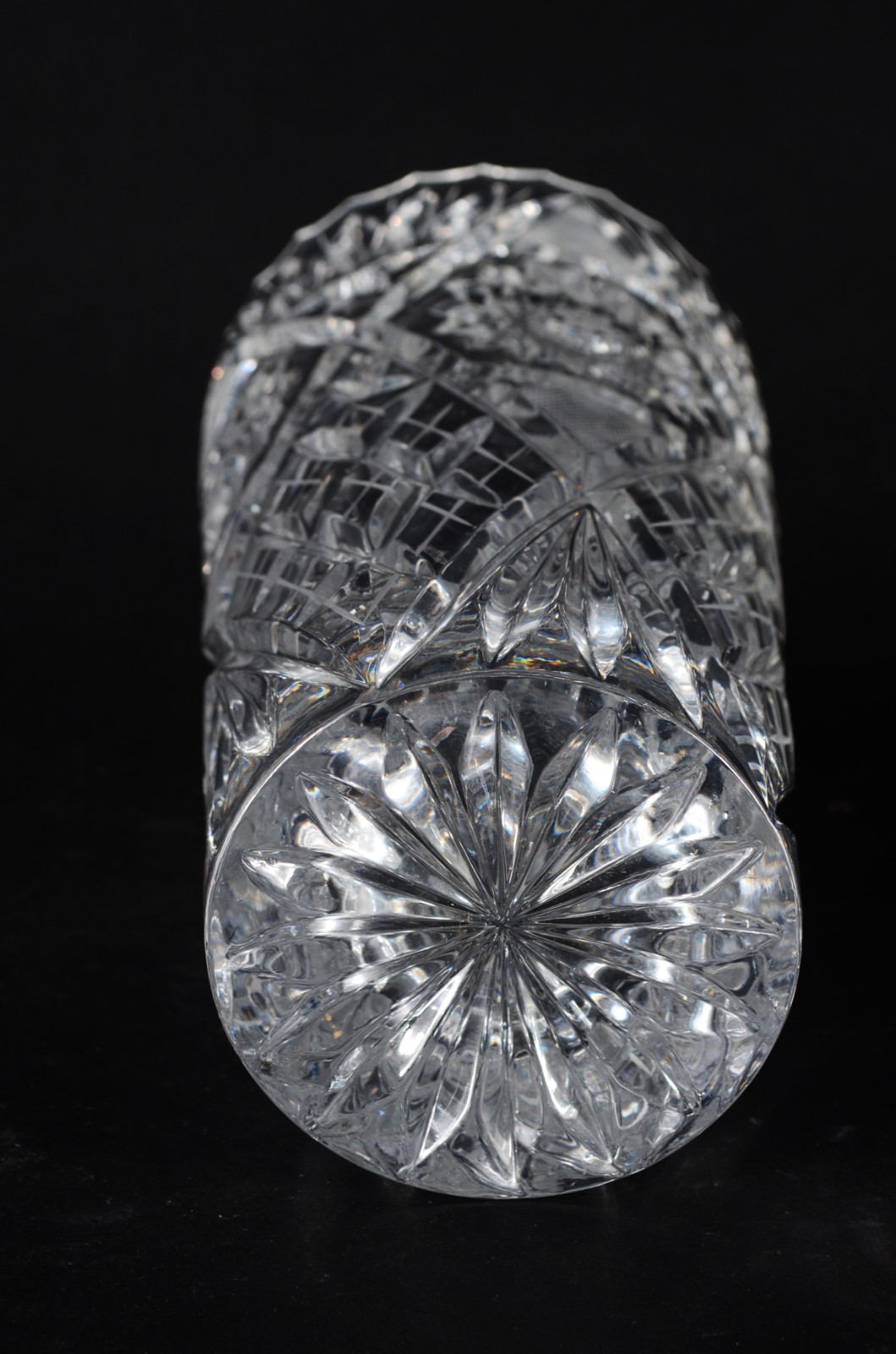 Diversas peças de cristal, sendo: par de candelabros, vaso e... - foto 8 de 10