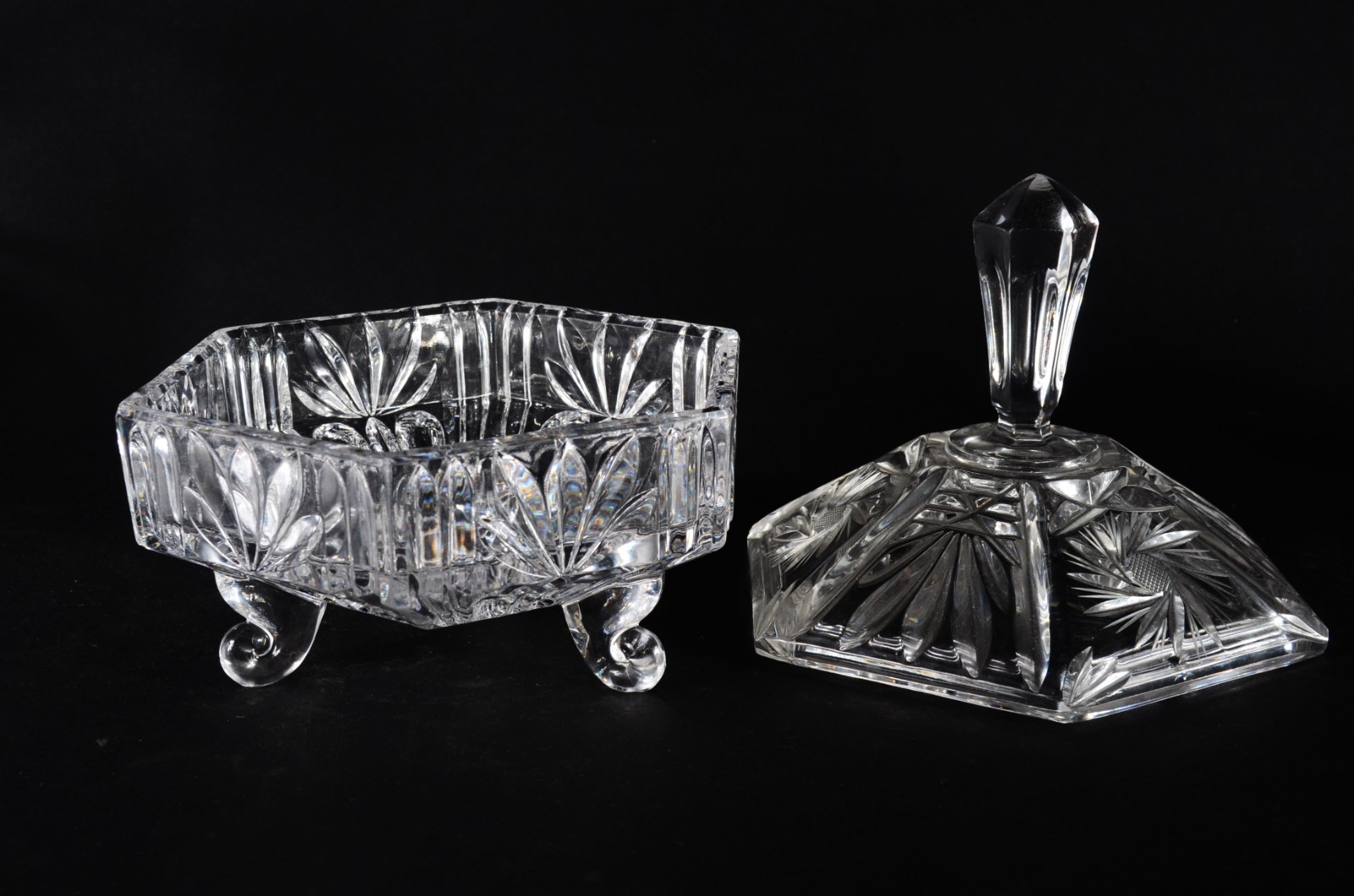 Diversas peças de cristal, sendo: par de candelabros, vaso e... - foto 9 de 10