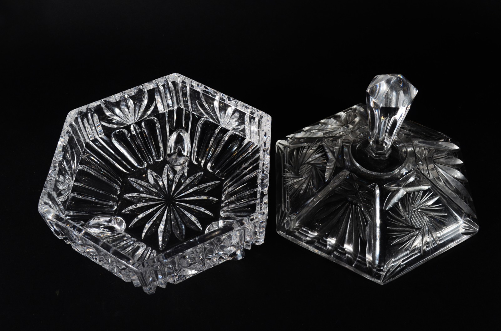 Diversas peças de cristal, sendo: par de candelabros, vaso e... - foto 10 de 10