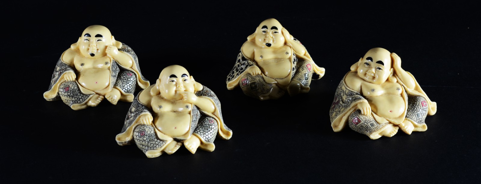 Quatro esculturas de resina representando Buda com cenas eróticas na... - foto 1 de 7