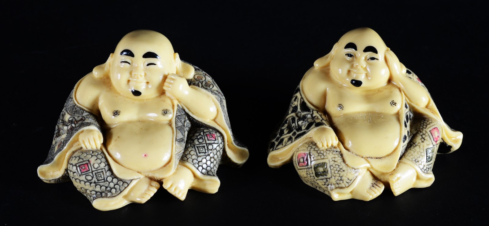Quatro esculturas de resina representando Buda com cenas eróticas na... - foto 2 de 7