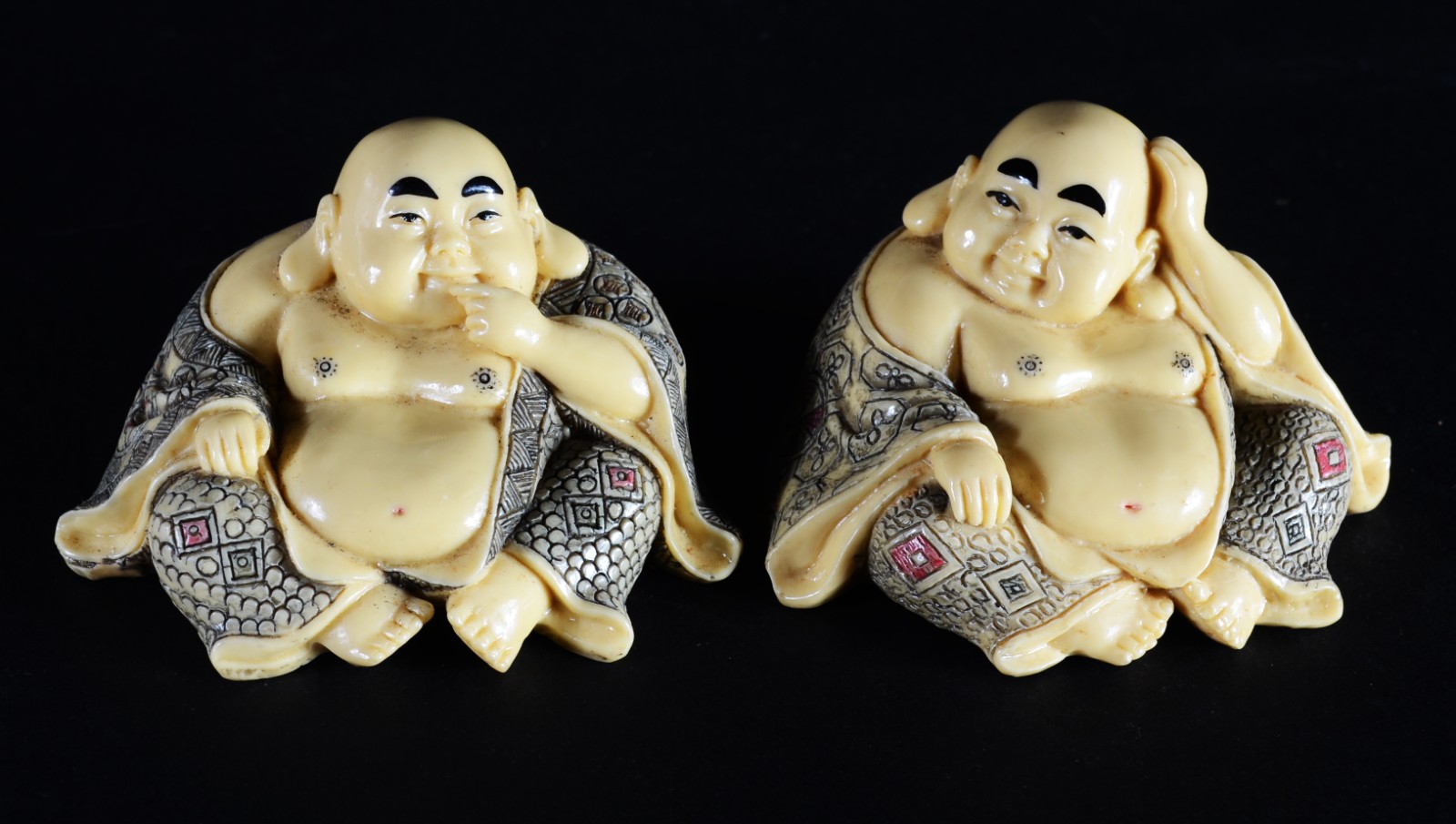 Quatro esculturas de resina representando Buda com cenas eróticas na... - foto 5 de 7