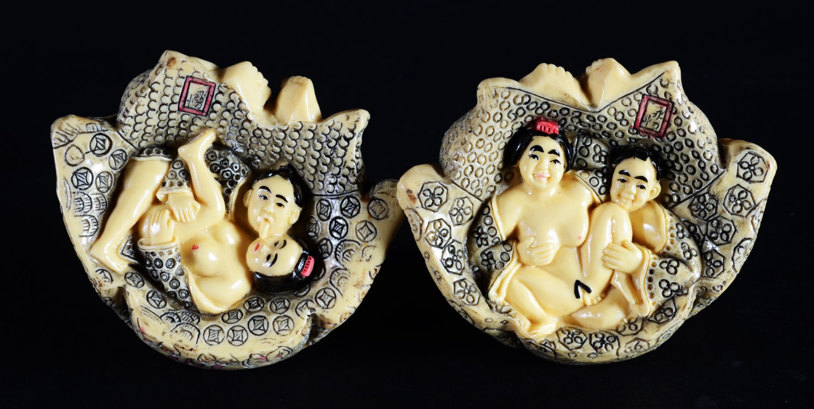 Quatro esculturas de resina representando Buda com cenas eróticas na... - foto 6 de 7