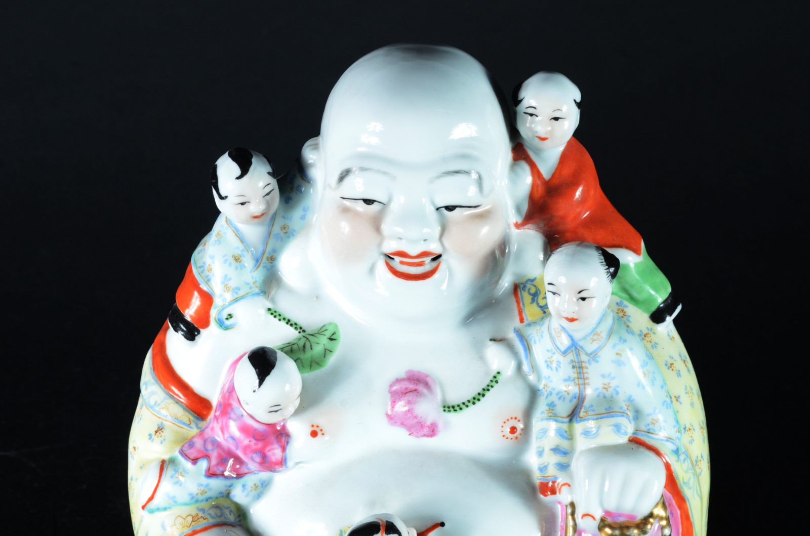 Estatueta de porcelana chinesa representando Buda sorridente. - foto 2 de 6