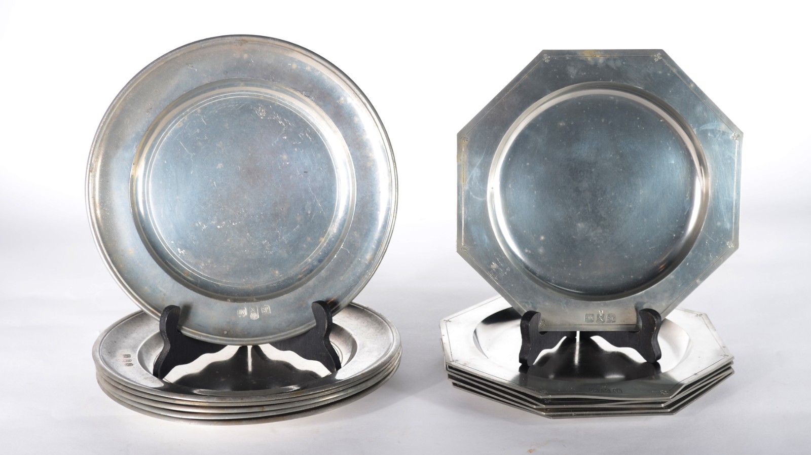 Conjunto com 12 souplats de estanho John Sommers, sendo seis redondos... - foto 1 de 6