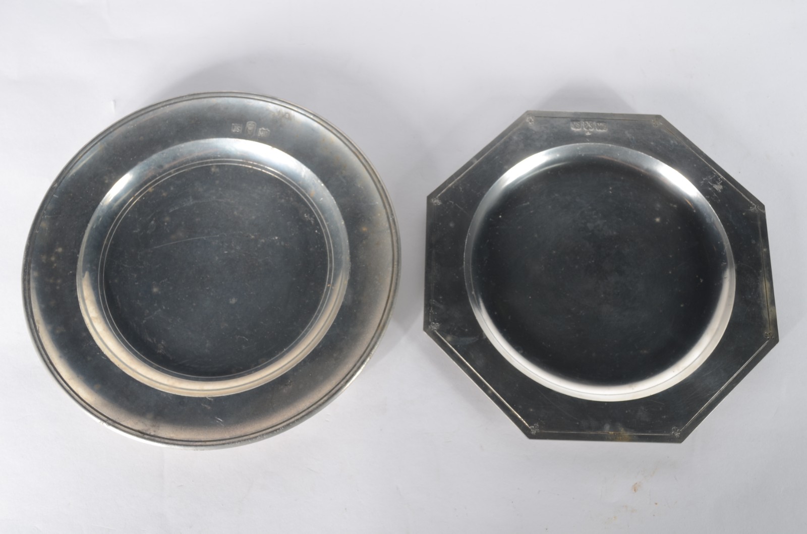 Conjunto com 12 souplats de estanho John Sommers, sendo seis redondos... - foto 2 de 6