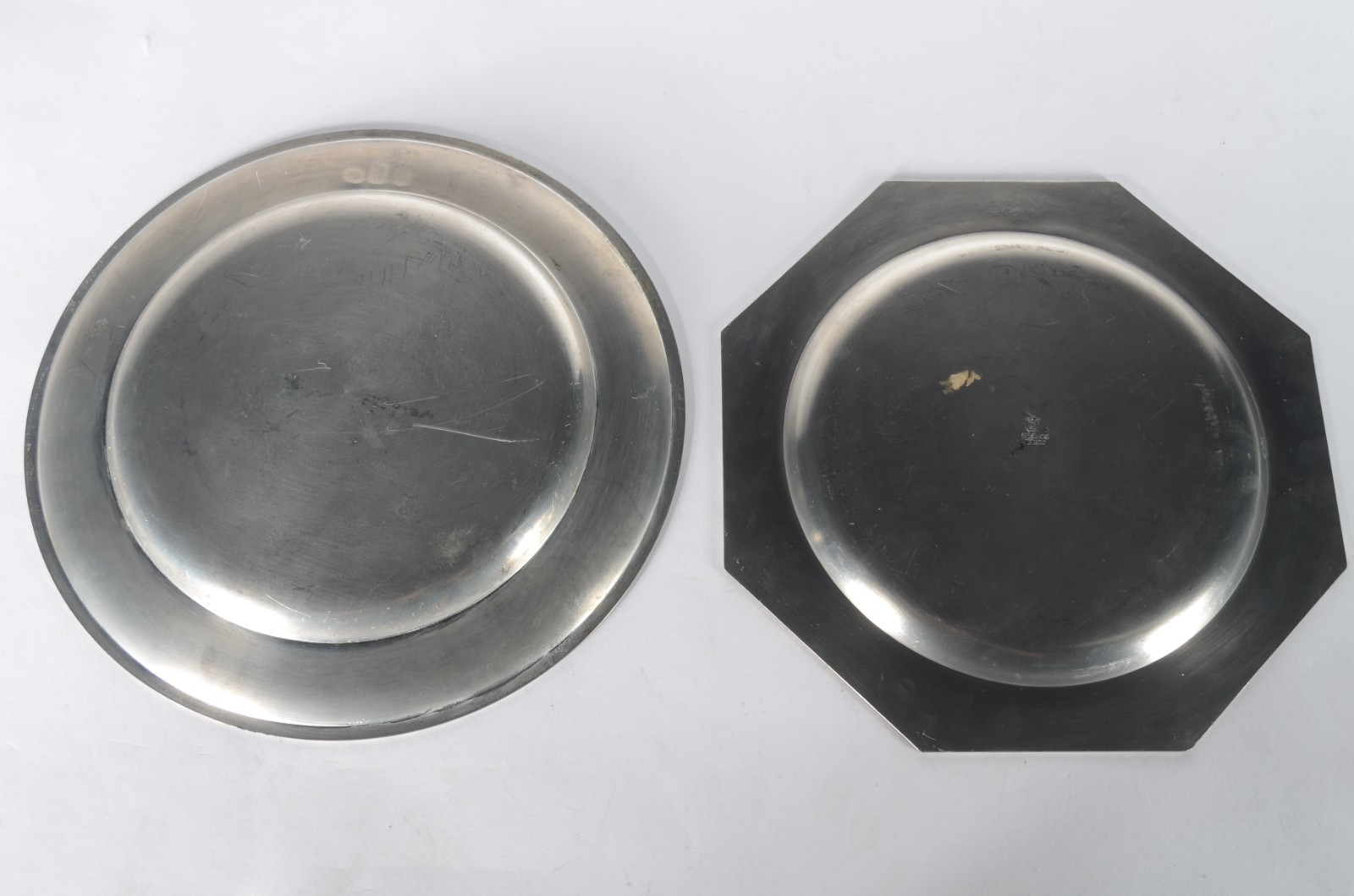 Conjunto com 12 souplats de estanho John Sommers, sendo seis redondos... - foto 5 de 6