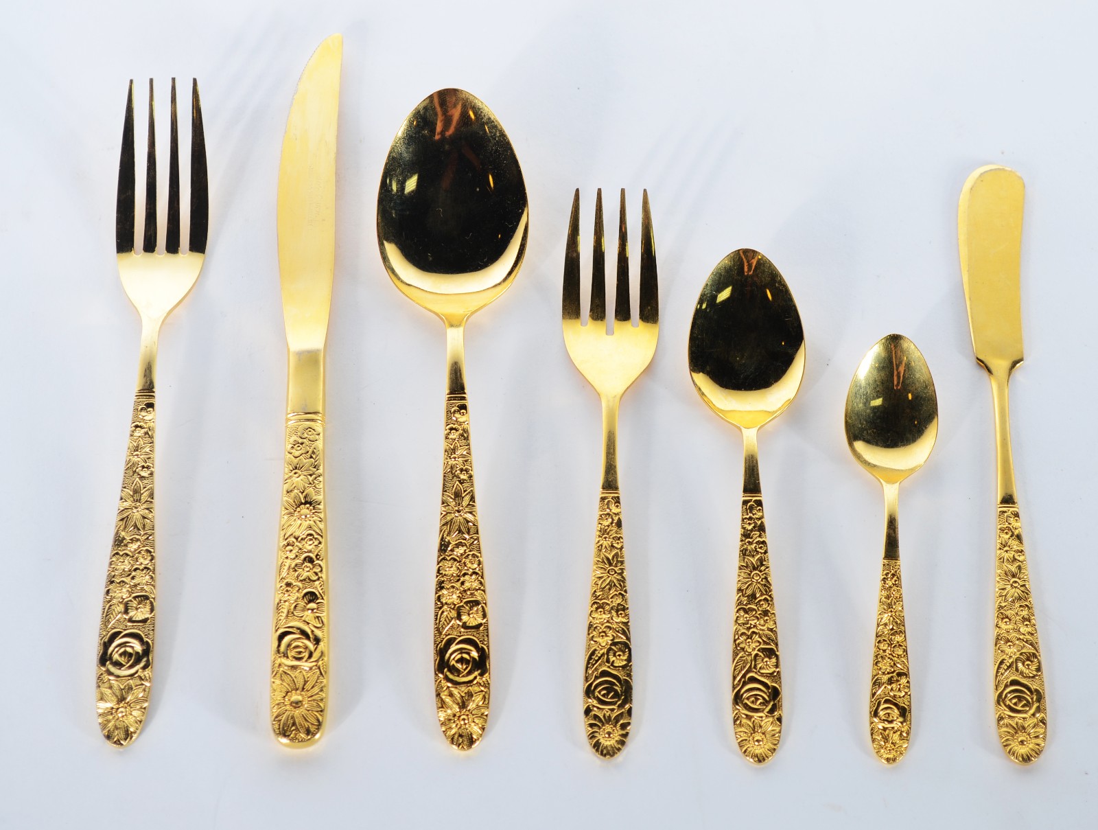 Faqueiro de metal dourado, composto de: 16 colheres, 16 garfos, 14... - foto 1 de 4