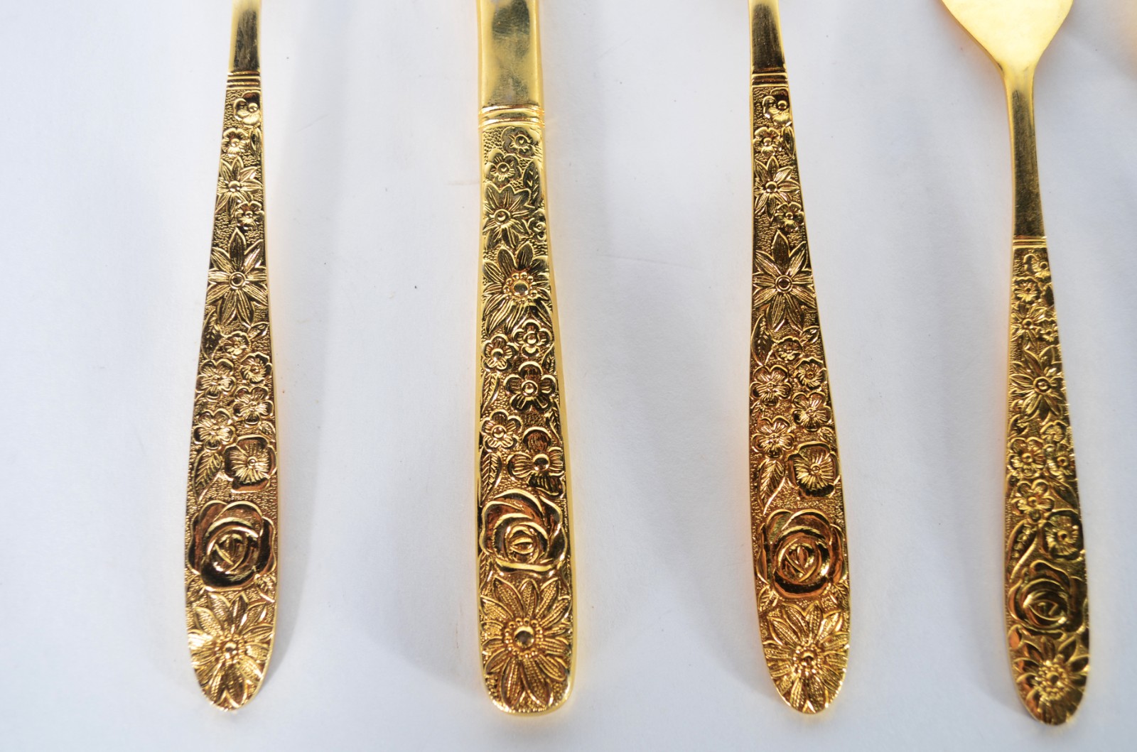 Faqueiro de metal dourado, composto de: 16 colheres, 16 garfos, 14... - foto 2 de 4