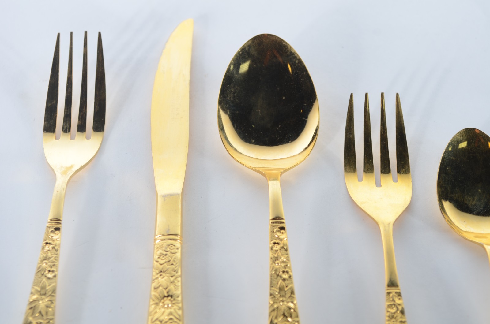 Faqueiro de metal dourado, composto de: 16 colheres, 16 garfos, 14... - foto 3 de 4