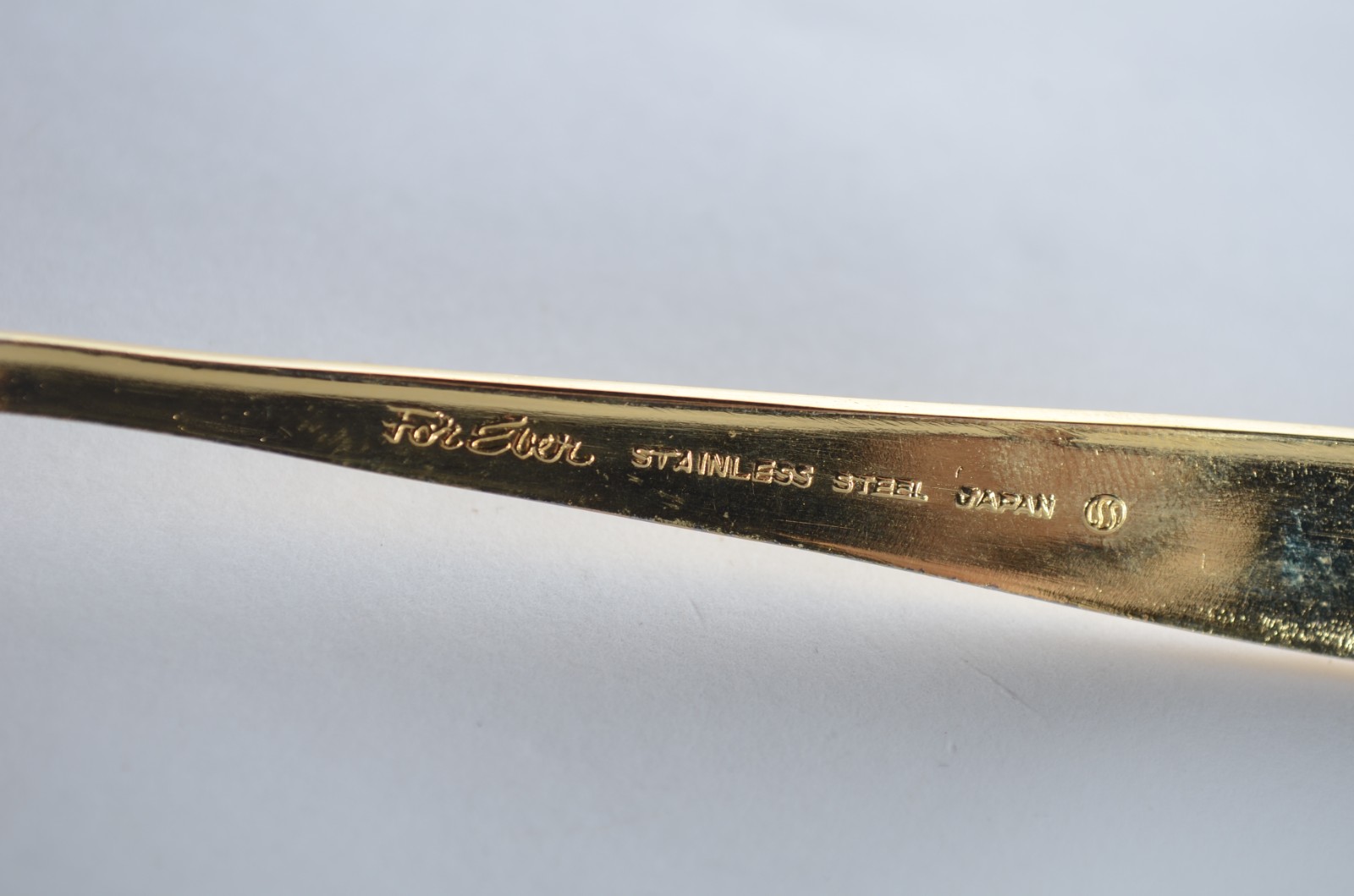 Faqueiro de metal dourado, composto de: 16 colheres, 16 garfos, 14... - foto 4 de 4