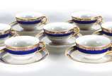 Vista Alegre (1824),  - Conjunto com 9 xícaras para café de porcelana portuguesa Vista Alegre, branca com tarja azul cobalto e frisos dourados.